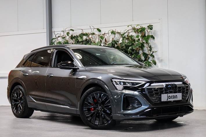 Grå Audi Q8 e-tron fra 2023