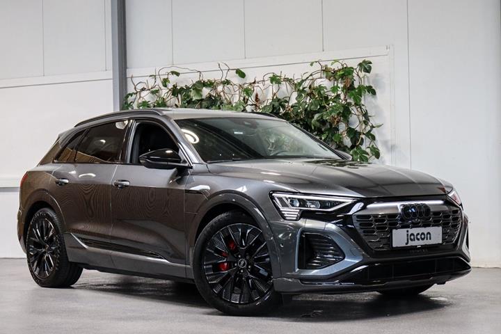 Grå Audi Q8 e-tron fra 2023 set udefra