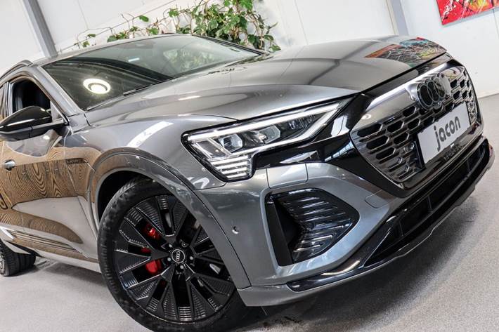 Grå Audi Q8 e-tron fra 2023