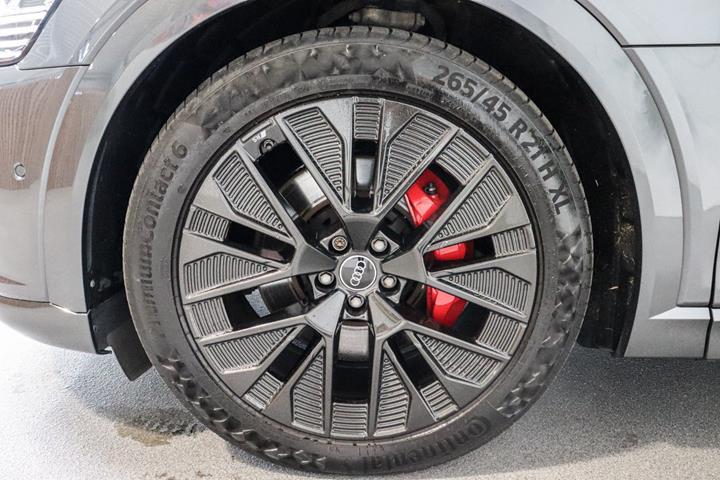 Grå Audi Q8 e-tron fra 2023