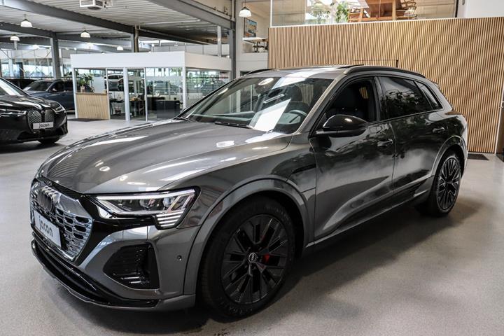 Grå Audi Q8 e-tron fra 2023