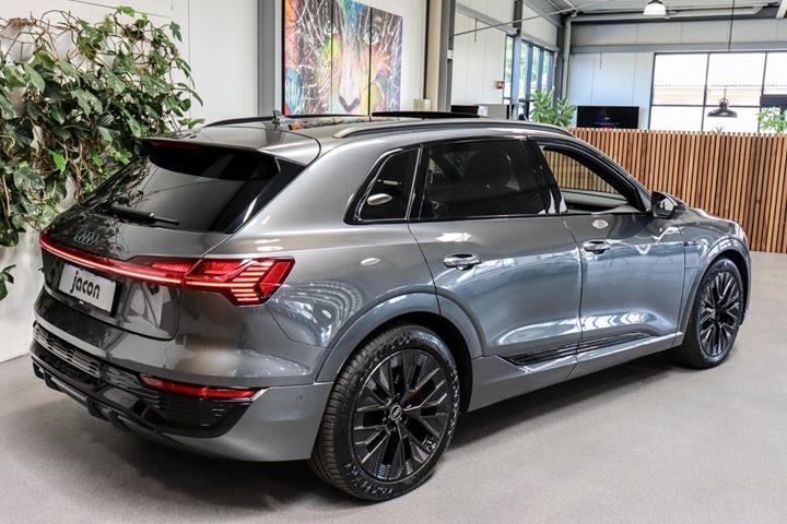 Grå Audi Q8 e-tron fra 2023