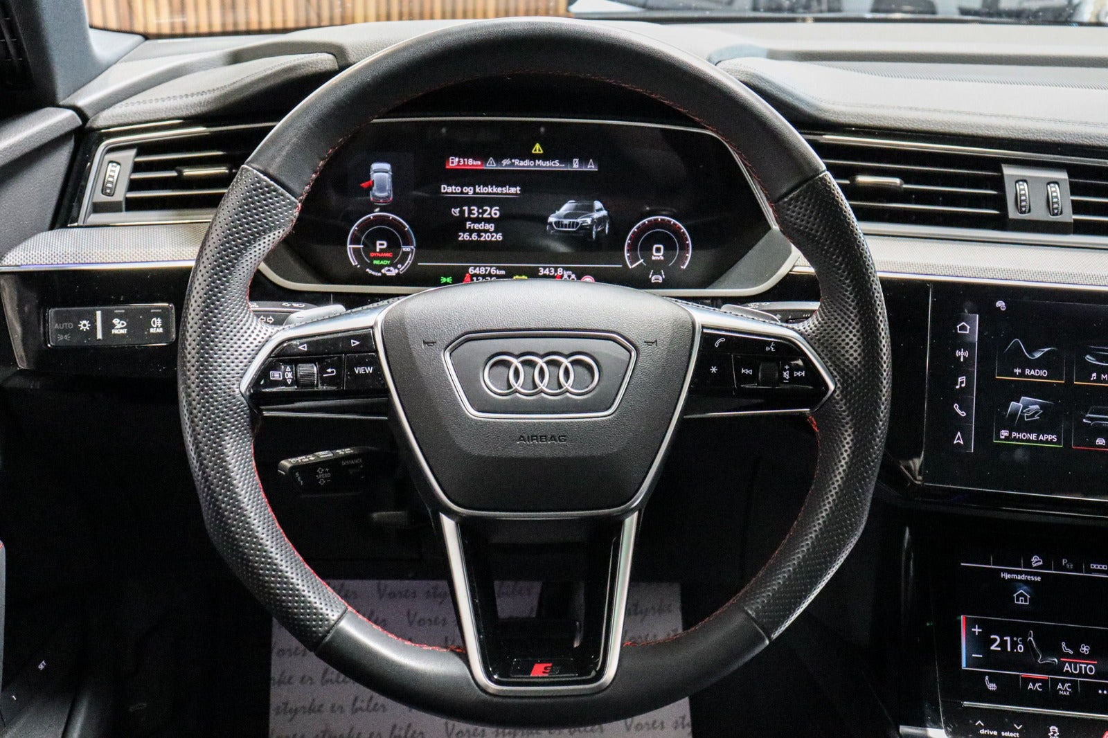 Grå Audi Q8 e-tron fra 2023