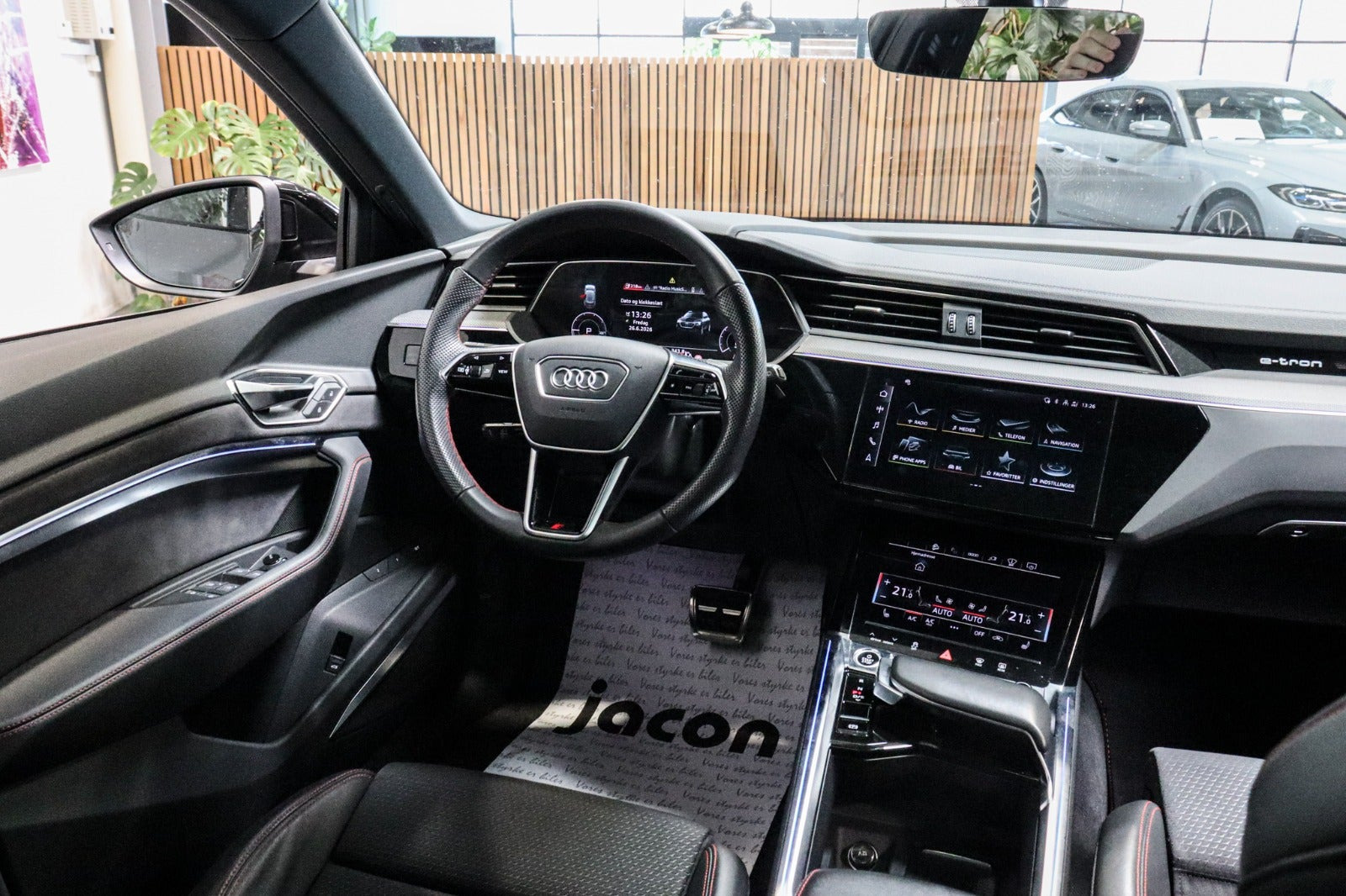 Grå Audi Q8 e-tron fra 2023