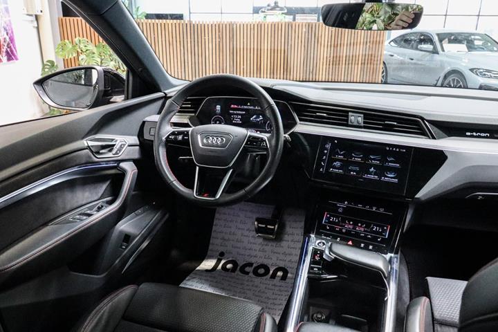 Grå Audi Q8 e-tron fra 2023