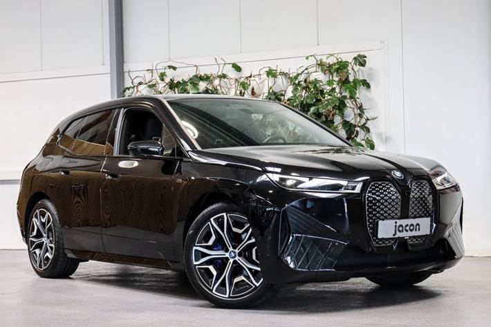 Sort BMW iX fra 2023 set udefra