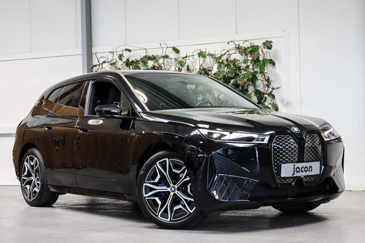 Sort BMW iX fra 2023 set udefra