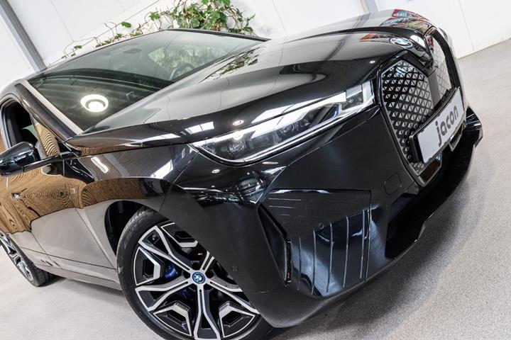 Sort BMW iX fra 2023