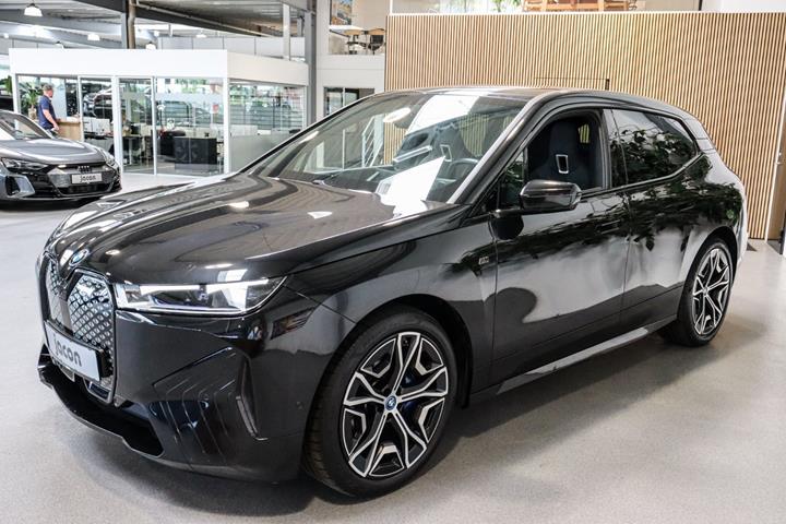 Sort BMW iX fra 2023