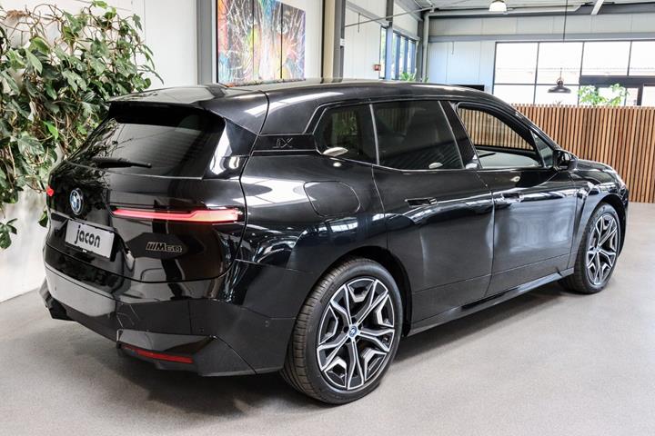 Sort BMW iX fra 2023