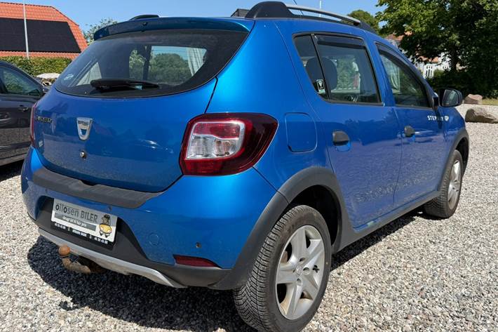 Blå Dacia Sandero Stepway fra 2016