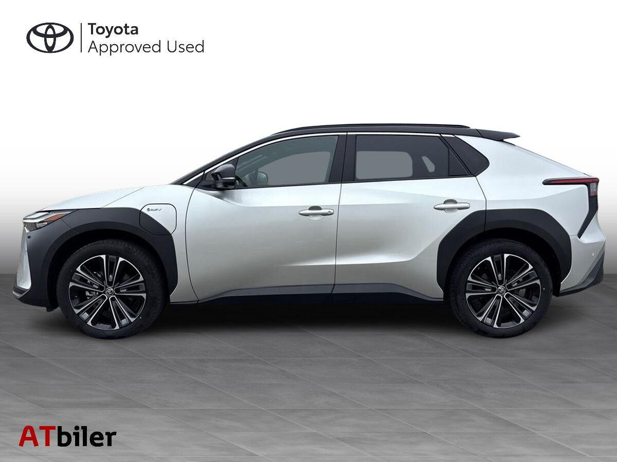 Grå Toyota BZ4X fra 2025