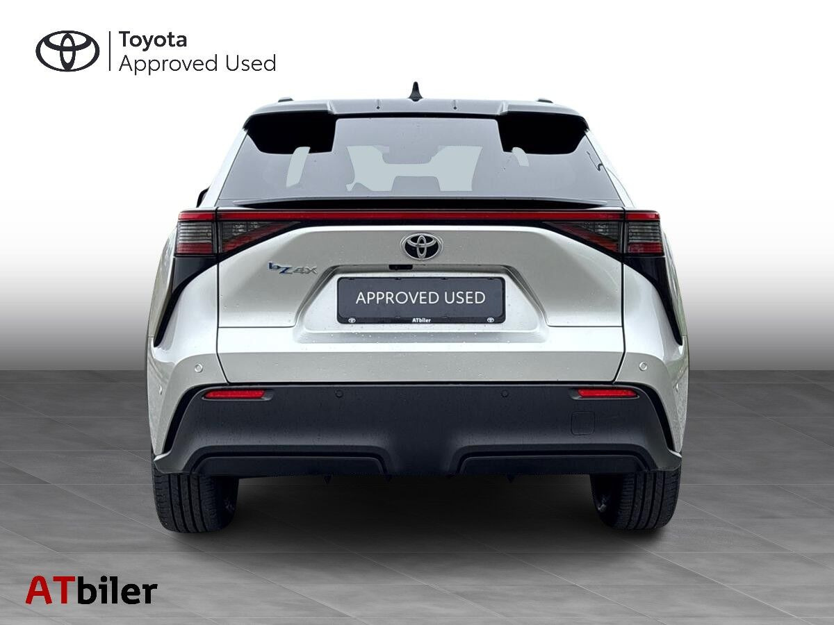 Grå Toyota BZ4X fra 2025