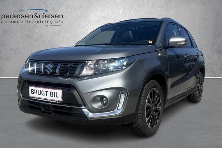 Sølv Suzuki Vitara fra 2019 set udefra