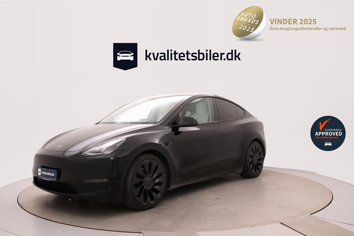 Sort Tesla Model Y fra 2023 set udefra