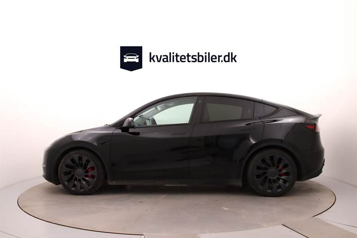 Sort Tesla Model Y fra 2023