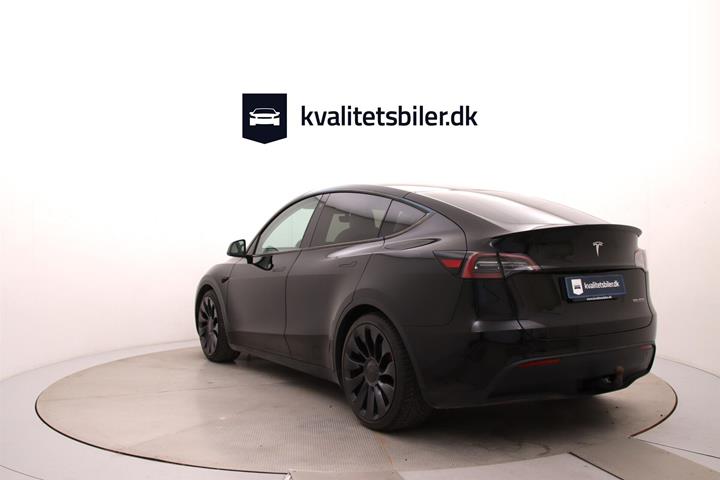 Sort Tesla Model Y fra 2023