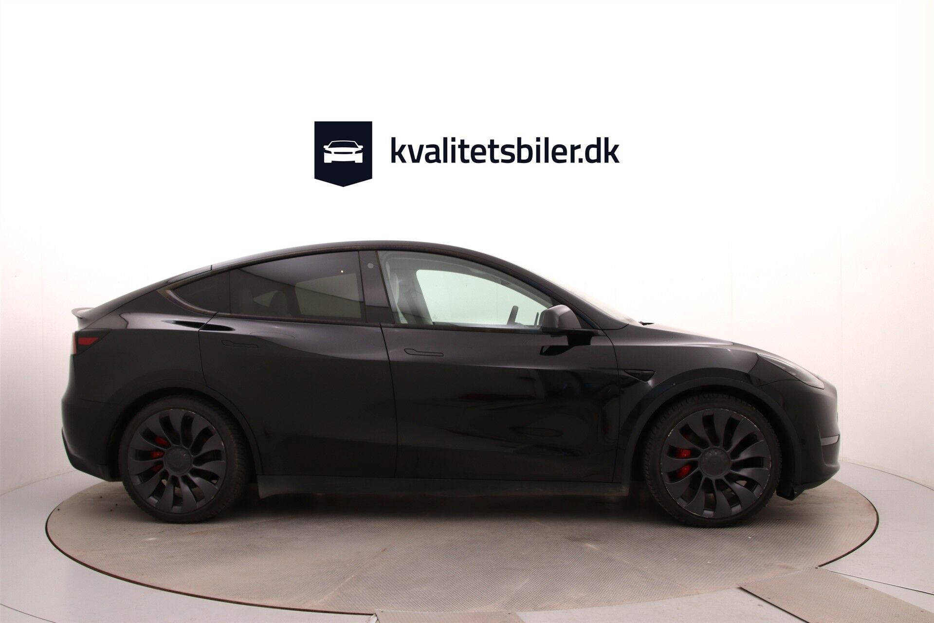 Sort Tesla Model Y fra 2023