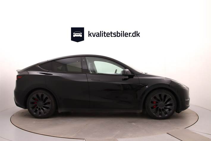 Sort Tesla Model Y fra 2023