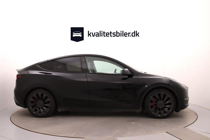 Sort Tesla Model Y fra 2023