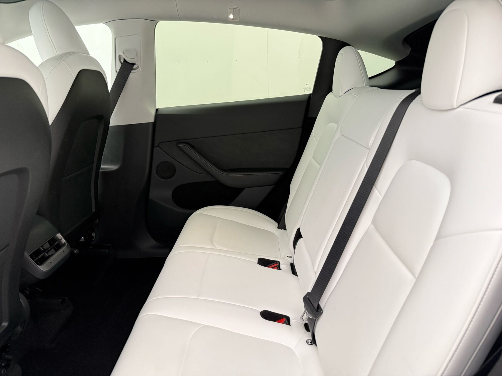 Sort Tesla Model Y fra 2023