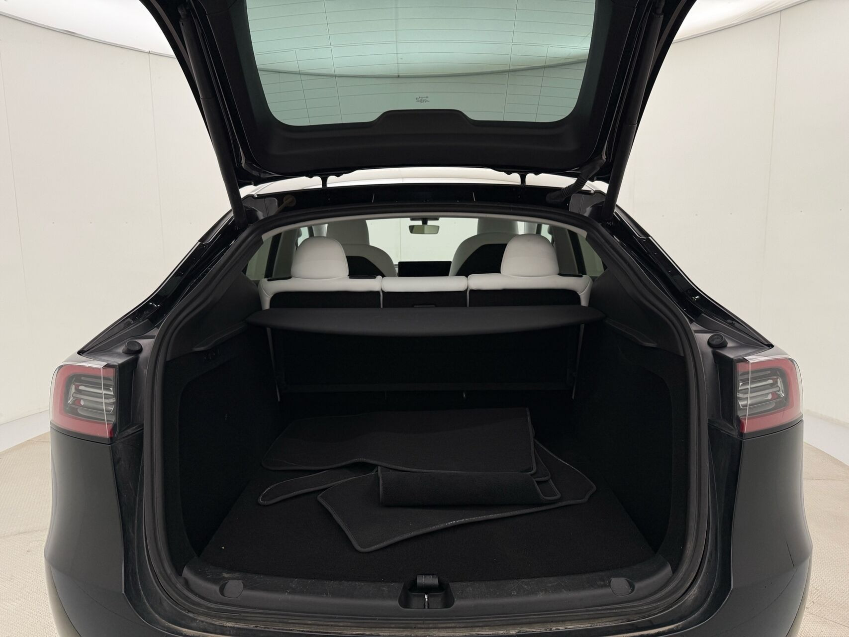 Sort Tesla Model Y fra 2023