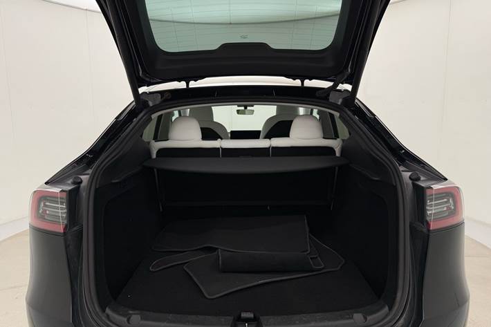 Sort Tesla Model Y fra 2023