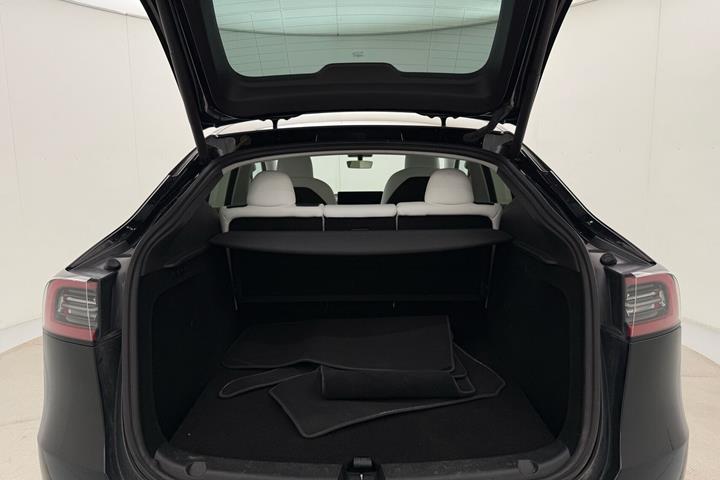Sort Tesla Model Y fra 2023