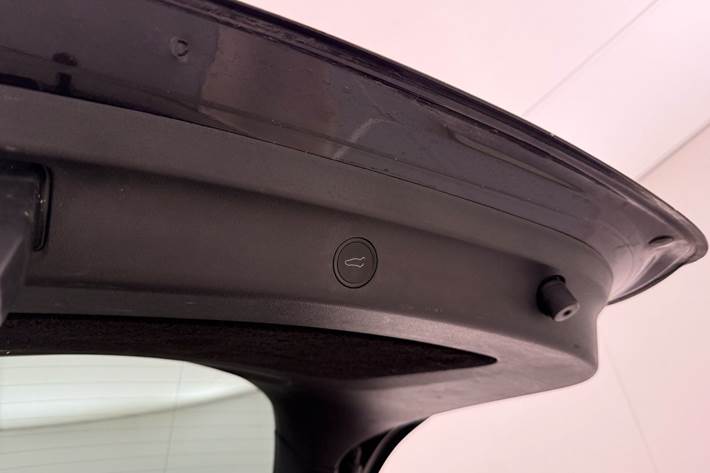 Sort Tesla Model Y fra 2023
