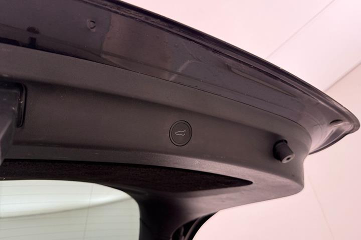 Sort Tesla Model Y fra 2023