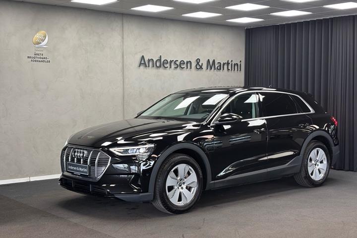 Sort Audi e-tron fra 2022 set udefra