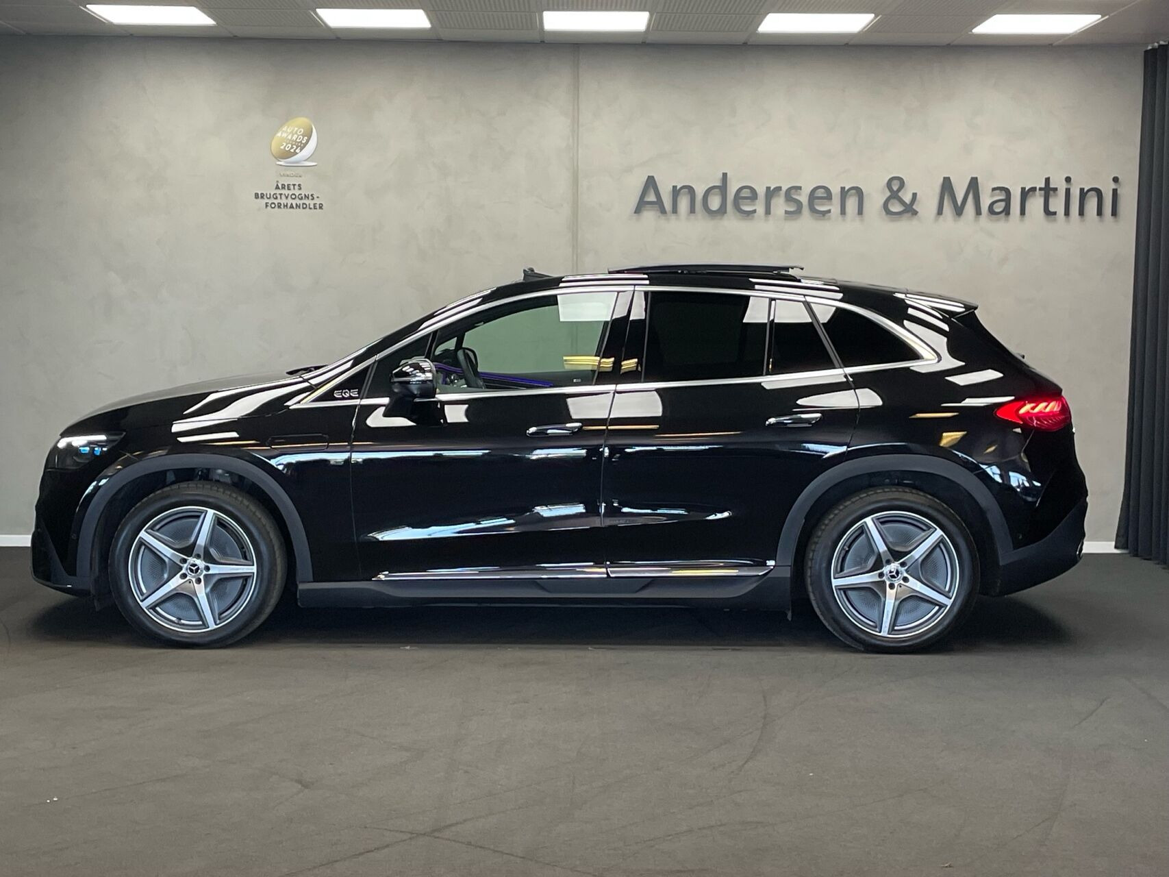 Sort Mercedes EQE 350 fra 2025