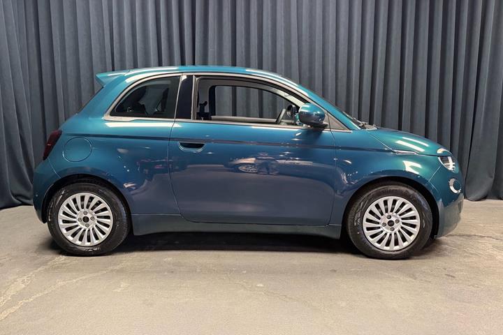 Blå Fiat 500e fra 2023