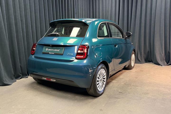 Blå Fiat 500e fra 2023