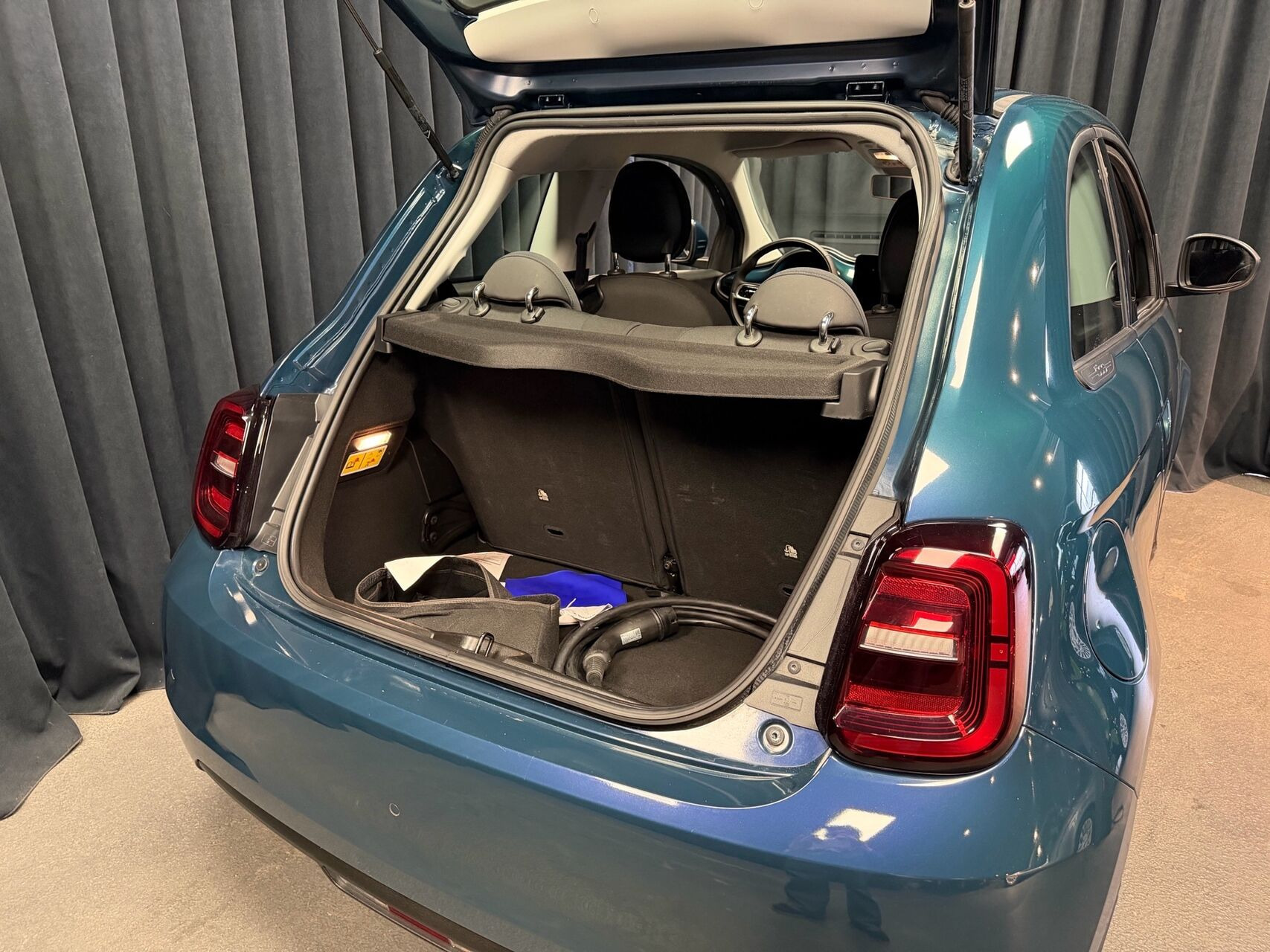 Blå Fiat 500e fra 2023