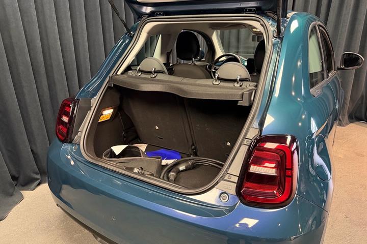Blå Fiat 500e fra 2023