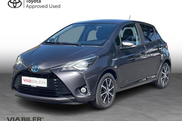 Grå Toyota Yaris fra 2019 set udefra