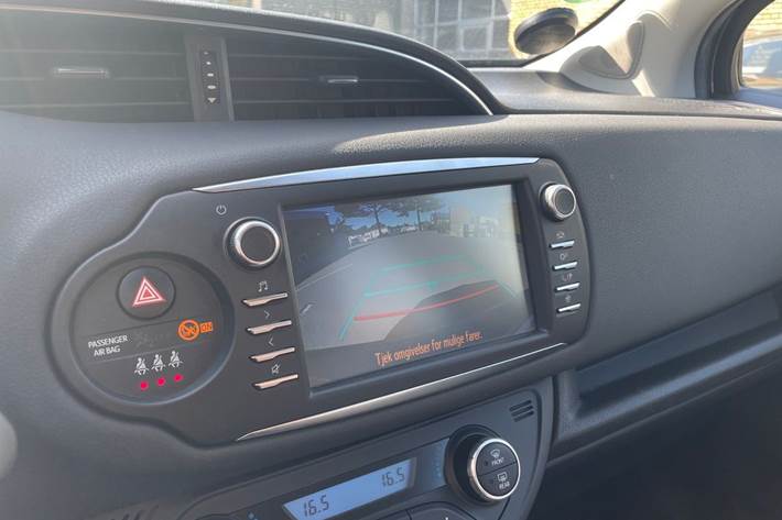 Grå Toyota Yaris fra 2019