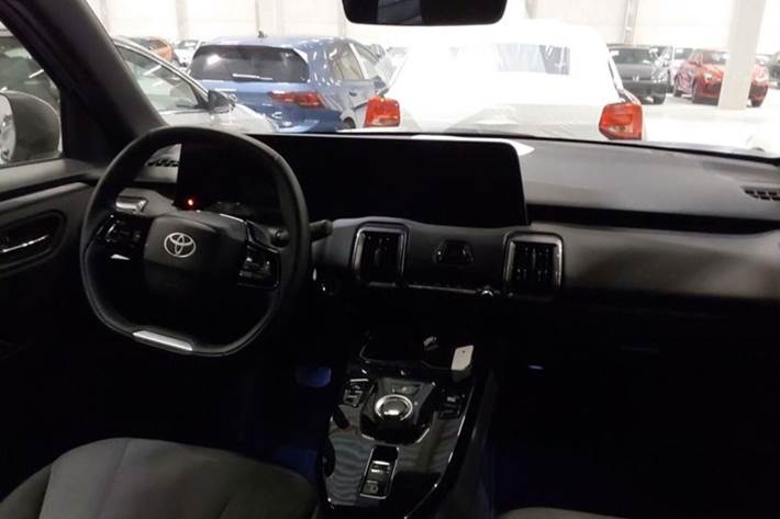 Grå Toyota Urban Cruiser fra 2025