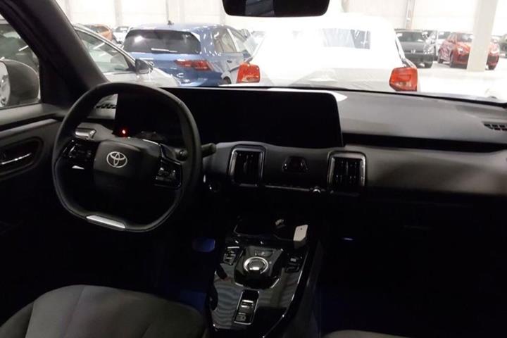 Grå Toyota Urban Cruiser fra 2025
