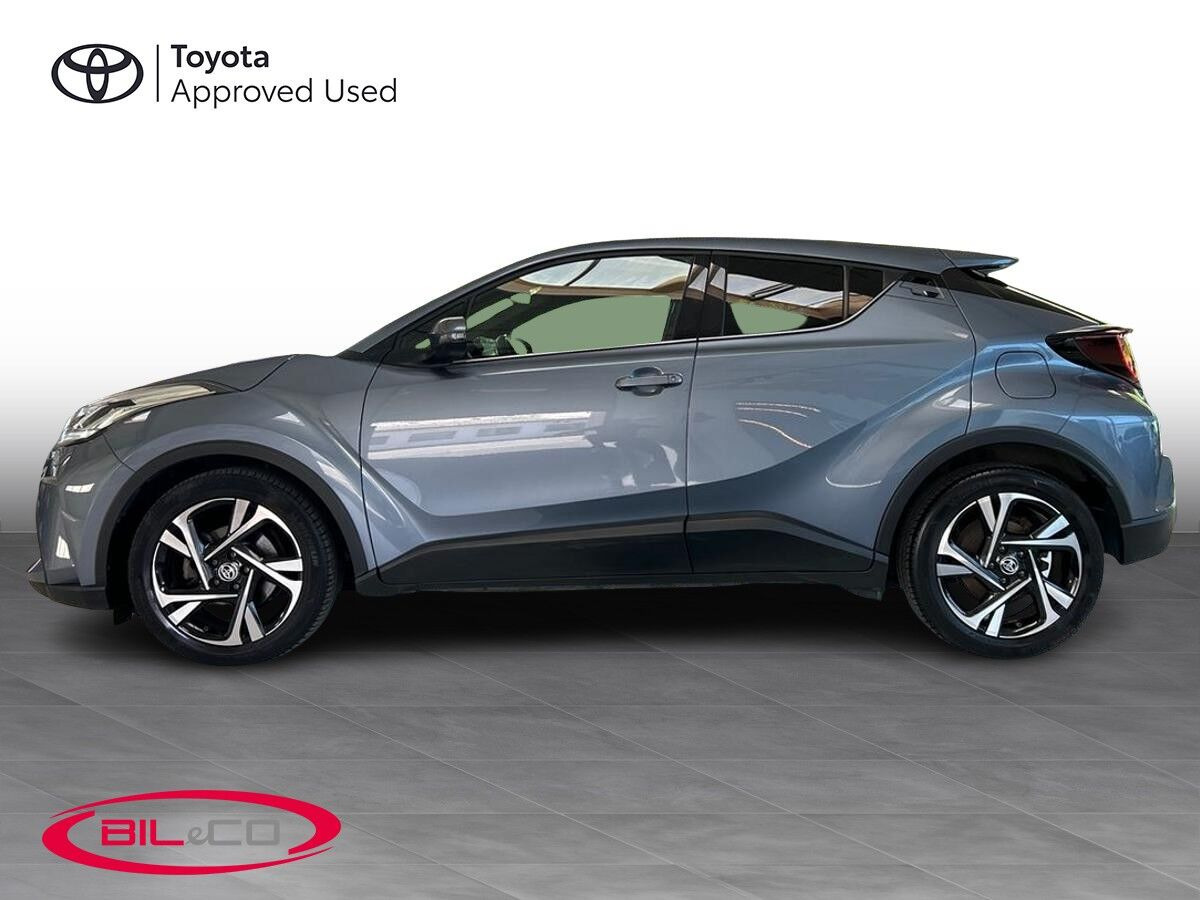 Grå Toyota C-HR fra 2022