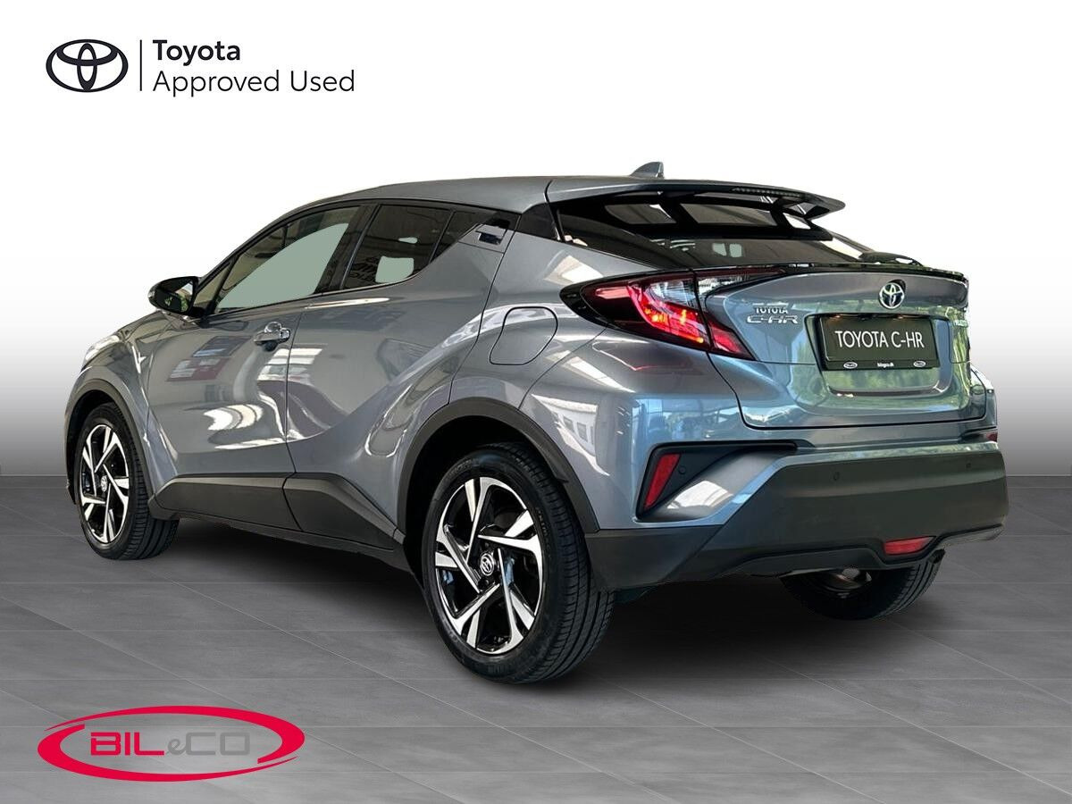 Grå Toyota C-HR fra 2022
