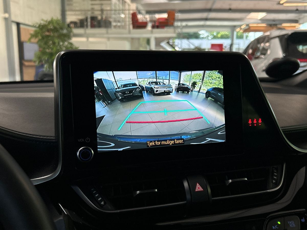 Grå Toyota C-HR fra 2022