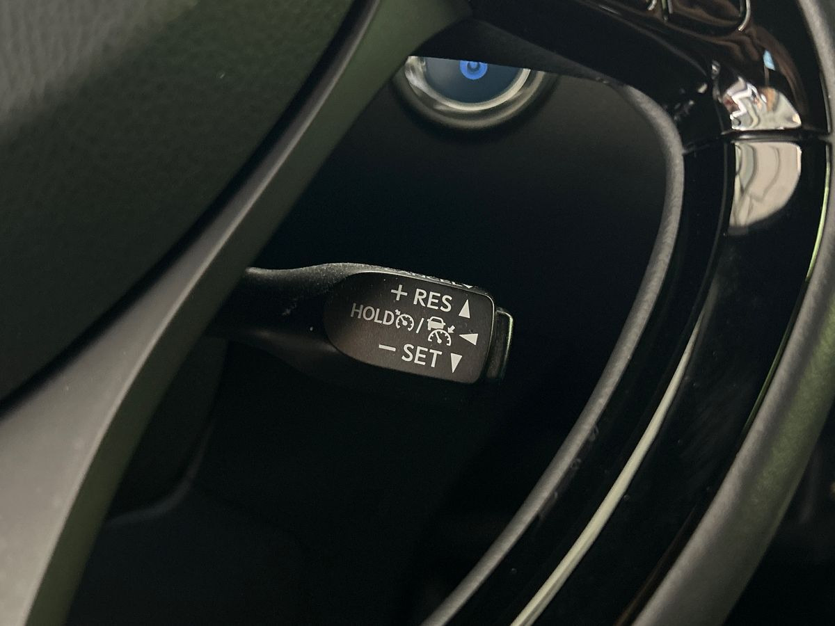 Grå Toyota C-HR fra 2022
