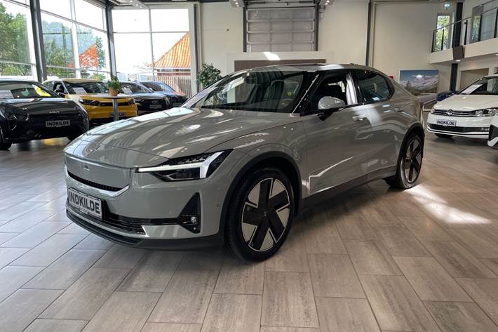 Grå Polestar 2 fra 2025 set udefra