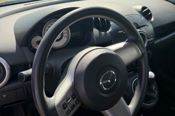 Sort Mazda 2 fra 2010