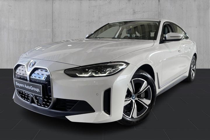 Hvid BMW i4 fra 2023 set udefra