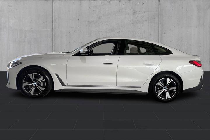 Hvid BMW i4 fra 2023