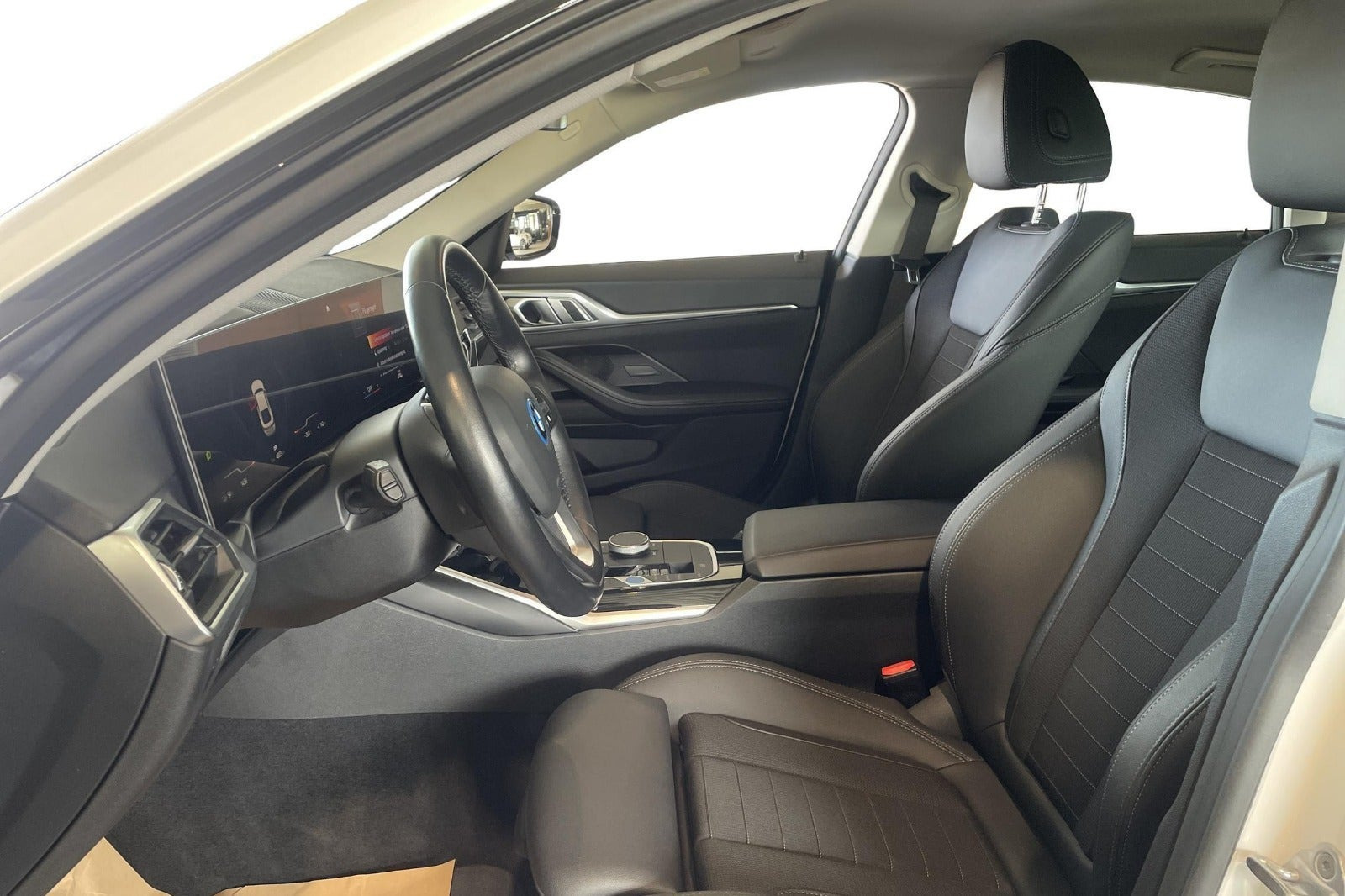 Hvid BMW i4 fra 2023