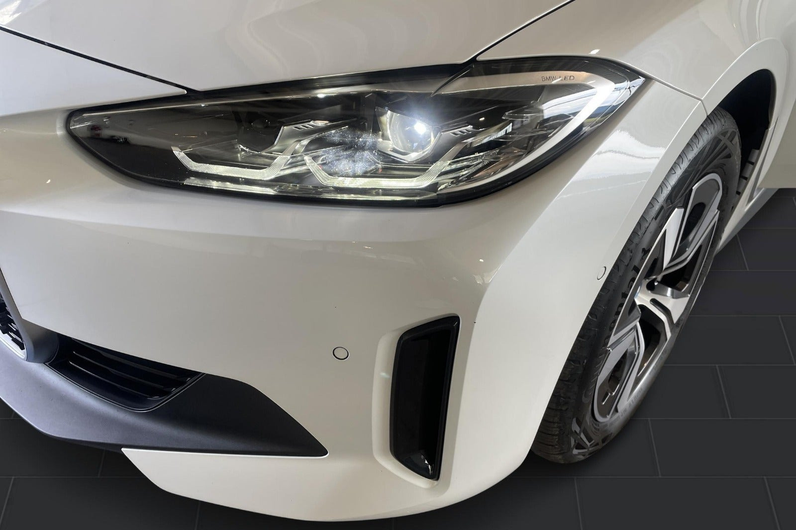 Hvid BMW i4 fra 2023